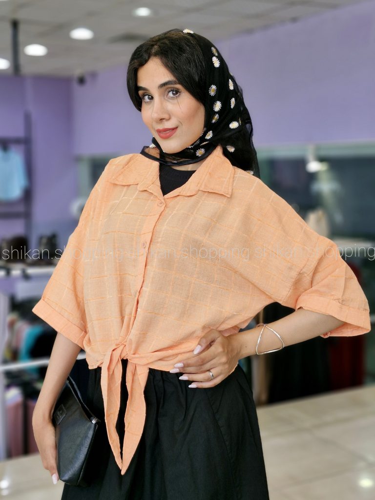 شومیز گره ای با طراحی خاص و زنانه، انتخابی شیک برای استایلی جذاب است.