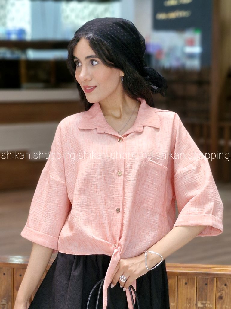 شومیز گره ای با طراحی خاص و زنانه، انتخابی شیک برای استایلی جذاب است.