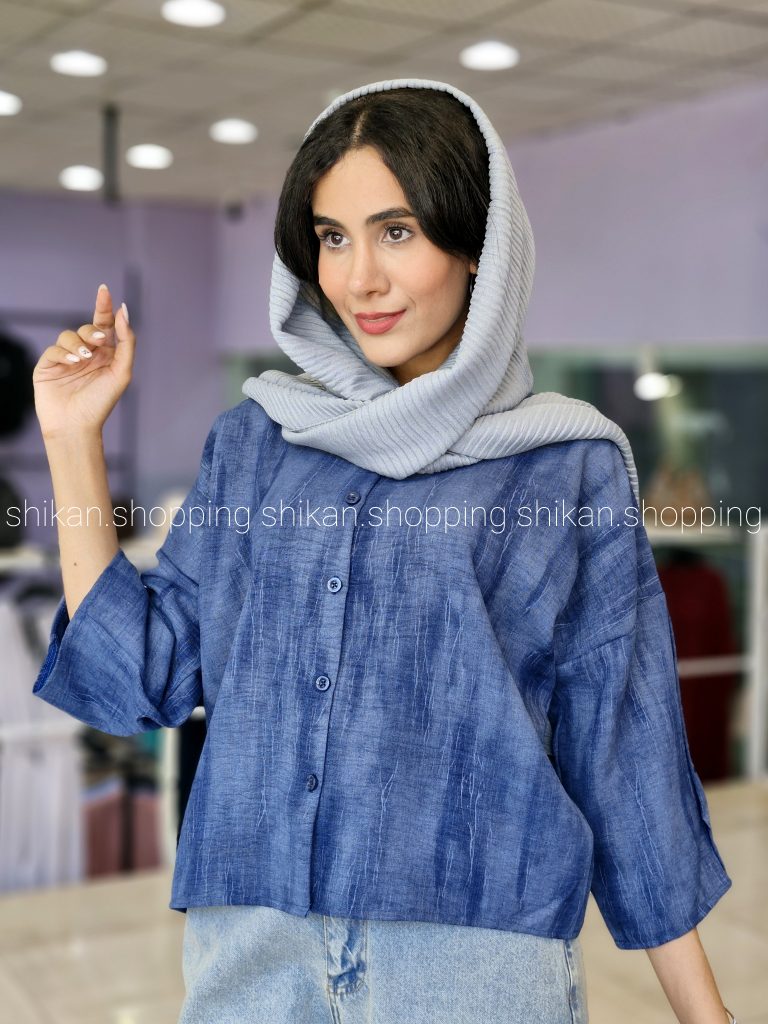 این شومیز طرحدار با طراحی خاص و پارچه با کیفیت، انتخابی جذاب برای استایلی شیک است.